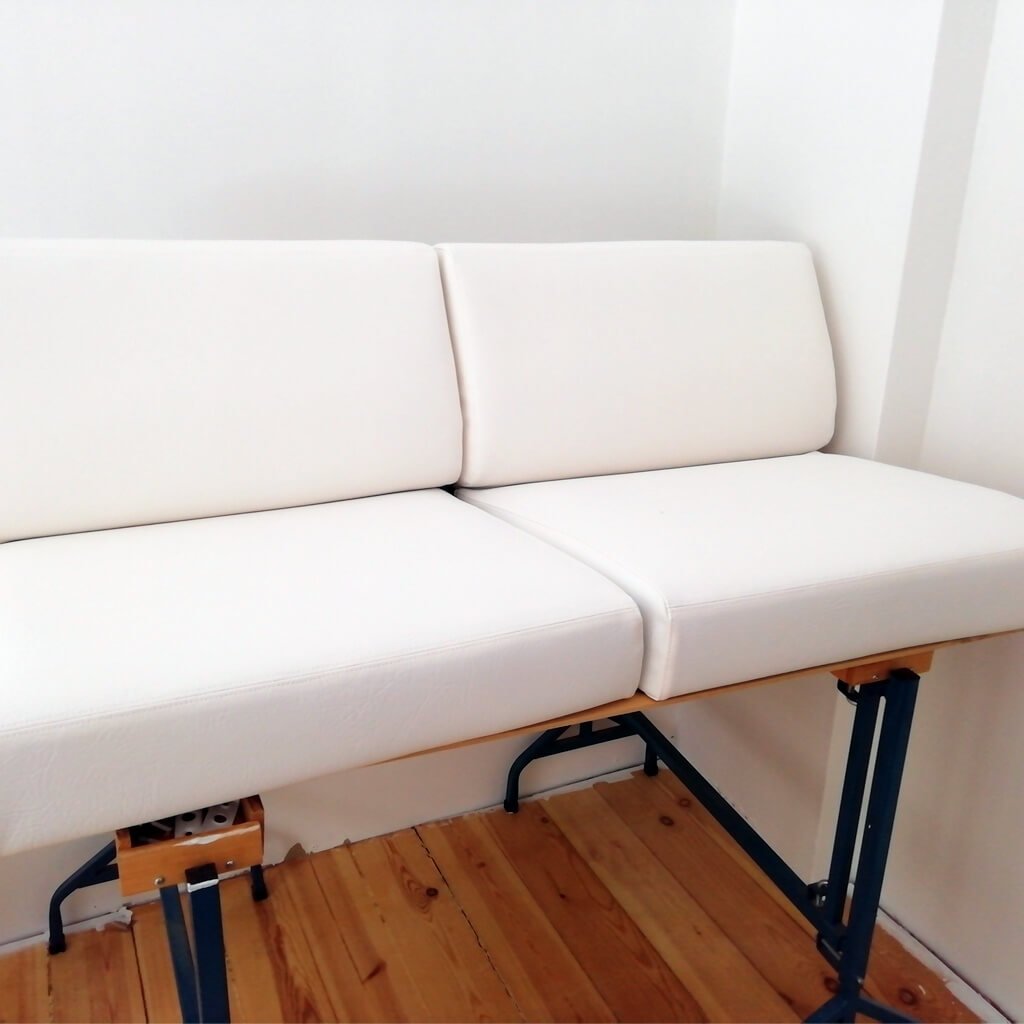 Valkoiset veneen penkit