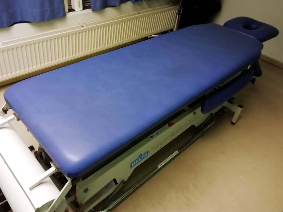 Sininen hierontapöytä