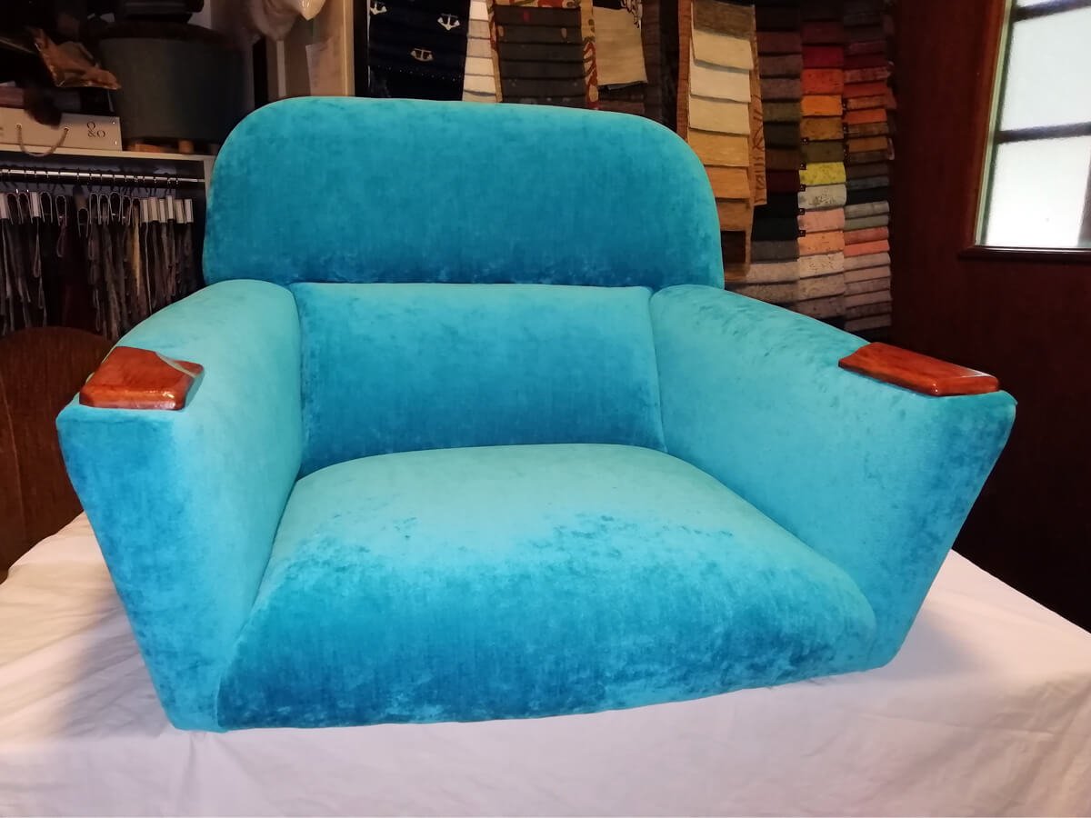 Suuret kokonaisuudet, uusi verhoilu tuoliin